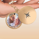 Collier Plaqué Or Initiales photo de l'anniversaire du mariage et an<br><div class="desc">Élégant emplacement photo pour votre anniversaire de mariage - parfait pour votre anniversaire de mariage or ou, vous pouvez modifier le texte pour convenir à toute occasion. Le modèle est configuré pour que vous puissiez ajouter votre propre photo, qui sera affichée avec une superposition de bordure semi-transparente pour que le...</div>