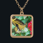 Collier Plaqué Or Jaune Noir Noir Noir Bouton Dream Script<br><div class="desc">Photo de fond d'un papillon délicat, jaune et noir posé sur une fleur rouge vif. "Rêvez" d'une journée chaude et ensoleillée chaque fois que vous portez ce collier de charme photo coloré et étonnant. Ce collier se présente en petites, moyennes et grandes tailles, ainsi qu'en forme de carré et de...</div>