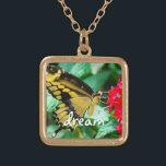 Collier Plaqué Or Jaune Noir Noir Noir Bouton Dream Script<br><div class="desc">Photo de fond d'un papillon délicat, jaune et noir posé sur une fleur rouge vif. "Rêvez" d'une journée chaude et ensoleillée chaque fois que vous portez ce collier de charme photo coloré et étonnant. Ce collier se présente en petites, moyennes et grandes tailles, ainsi qu'en forme de carré et de...</div>