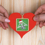 Collier Plaqué Or Joyeux Skeleton Ornament Fourrure Trimmed Casquett<br><div class="desc">Ce collier de type pendentif a un joyeux squelette de Noël tenant deux ornements jusqu'à ses yeux en portant un chapeau de Père Noël en fourrure rouge taillé sur un arrière - plan vert avec de minuscules taches d'or.</div>