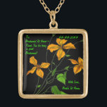 Collier Plaqué Or Lilies de tigre (collier de demoiselle d'honneur p<br><div class="desc">Ce collier carré fini en or fait un beau cadeau pour vos demoiselles d'honneur qu'elles chériront pour toujours. Au centre se trouve la peinture numérique originale de Leslie Sigal Javorek d'un spray de Lys de Tiger compensé par un arrière - plan noir. Champs de texte personnalisables pour le nom de...</div>