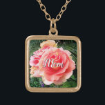 Collier Plaqué Or Maman Giant Rose Gros plan Photo Nom personnalisé<br><div class="desc">"Maman." Une photo d'ensemble d'une rose rose rose pâle et d'un feuillage vert foncé donne envie de "s'arrêter et sentir les fleurs". Détendez-vous et respirez la beauté de cette photographie chaque fois que vous portez ce magnifique collier de charme personnalisé photo. Ce collier se présente en petites, moyennes et grandes...</div>