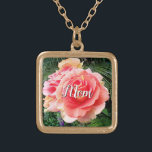 Collier Plaqué Or Maman Giant Rose Gros plan Photo Nom personnalisé<br><div class="desc">"Maman." Une photo d'ensemble d'une rose rose rose pâle et d'un feuillage vert foncé donne envie de "s'arrêter et sentir les fleurs". Détendez-vous et respirez la beauté de cette photographie chaque fois que vous portez ce magnifique collier de charme personnalisé photo. Ce collier se présente en petites, moyennes et grandes...</div>