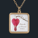 Collier Plaqué Or Mariage de fleurs cardiaques rouges saignantes<br><div class="desc">L'élégant collier de Pendentif Mariage rouge à fleurs rouges saignantes fait un cadeau personnalisé unique pour la mariée ou ses demoiselles d'honneur et la fête de la mariée. Ce collier nuptial à fleurs est une photo florale d'une fleur de coeur rouge qui saigne, ou dicentra, sur la tige d'un arrière...</div>