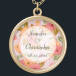 Collier Plaqué Or Mariage de fleurs de printemps rose<br><div class="desc">Un collier élégant pour célébrer vos noces un design mariage floral, parfait pour un mariage de printemps ou ceux qui veulent une touche de classe avec des fleurs. Ce magnifique design floral présente un motif de fleurs rose et abricot sur un arrière - plan rose et blanc. Le texte est...</div>