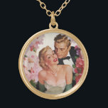 Collier Plaqué Or Mariage vintage, mariée rétro et mariée mariée mar<br><div class="desc">Illustration vintage design d'amour et de romance avec une mariée dans sa robe mariage et le marié dans son smoking. L'heureux couple marié est entouré de belles fleurs de jardin fleuris roses et blancs.</div>