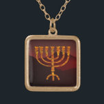 Collier Plaqué Or Menorah de Moshe<br><div class="desc">Dans la Torah Moshe Rabbenu est dit : "Vous ferez une Menorah d'or pur, battu, la Menorah sera faite, sa base, sa branche, ses gobelets, ses boutons, et ses fleurs seront martelées de lui, " [Mot 25:31] et plus tard, "Voir, et construire, selon leur forme que vous êtes montré sur...</div>