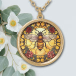 Collier Plaqué Or Miel Bee Rose Verre<br><div class="desc">Sur ce collier unique est l'image d'une abeille au miel d'or contre un arrière - plan de style vitrail. Une bordure avec des roses rouges et roses et une lumière subtile ajoute de l'intĂ©rĂŞt au design. ÉlĂ©gant, lumineux et colorĂ© ! Assurez-vous de voir les boucles d'oreilles et le porte -...</div>