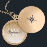 Collier Plaqué Or Monogramme de Parties scintillant moderne Gold Omb<br><div class="desc">Ce collier chic de serrure présente un arrière - plan de parties scintillant à l'ombre d'or. Customisez-le avec votre initiale en police serif blanche et votre nom en script de brosse gris foncé de style écriture manuscrite.</div>