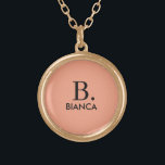 Collier Plaqué Or monogramme minimaliste rose corail simple<br><div class="desc">Le monogramme minimaliste rose corail simple est chic et ajoute une touche de couleur à votre cadeau. Avec son design rose corail épuré et l'option de le customiser avec votre propre monogramme,  il offre un parfait mélange de simplicité et de personnalisation pour une personnalité élégante.</div>