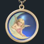 COLLIER PLAQUÉ OR MOON ANGEL<br><div class="desc">Cheveux blonde mignon blanc, ange romantique aux yeux bleus accroché sur la Lune avec une pierre de gemme bleu saphir 3D brillant.</div>