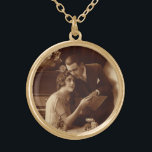 Collier Plaqué Or Musique romantique vintage, Amour et Romance<br><div class="desc">Vintage photo sépia à l'ancienne avec une image d'amour et de romance avec un couple marié à la lecture de partitions ensemble à côté d'un piano.</div>
