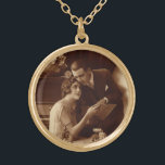 Collier Plaqué Or Musique romantique vintage, Amour et Romance<br><div class="desc">Vintage photo sépia à l'ancienne avec une image d'amour et de romance avec un couple marié à la lecture de partitions ensemble à côté d'un piano.</div>