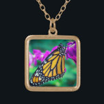 Collier Plaqué Or Papillon monarque orange photo fleur violette auda<br><div class="desc">Photo de fond d'un papillon de monarque délicat, orange et noir posé sur une fleur de magenta vive. Explorez les pensées des jours chauds et ensoleillés chaque fois que vous portez ce collier de charme photo coloré et étonnant. Ce collier se présente en petites, moyennes et grandes tailles, ainsi qu'en...</div>