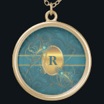 Collier Plaqué Or Peacock Monogrammé en plumes Turquoises et en or<br><div class="desc">De belles teintes vertes turquoises sont assorties à des tons dorés dans cette plume de paon faux et élégant collier monogrammé à thème ou le casier pour elle.</div>