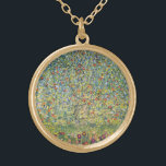 Collier Plaqué Or Pommier par Gustav Klimt, Art Nouveau Vintage<br><div class="desc">Apple Tree (1912) de Gustav Klimt est une peinture d'art vintage de l'époque victorienne Symbolisme. Une scène nature avec un pommier dans un verger sur une ferme aux fruits mûrs et aux fleurs de pommes. Le jardin fleuri est fleuri et fleuri. À propos de l'artiste : Gustav Klimt (1862-1918) était...</div>