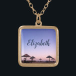 Collier Plaqué Or Purple Sunset California Beach Photo Nom du monogr<br><div class="desc">Un coucher de soleil violet bleu et rose sur une plage de Californie du Sud aux palapas en chaume respire la détente et la réflexion. Revenez à vos jours de plage de vacances chaque fois que vous portez ce magnifique, belle photographie personnalisées nom collier de charme. Ce collier se présente...</div>