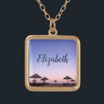 Collier Plaqué Or Purple Sunset California Beach Photo Nom du monogr<br><div class="desc">Un coucher de soleil violet bleu et rose sur une plage de Californie du Sud aux palapas en chaume respire la détente et la réflexion. Revenez à vos jours de plage de vacances chaque fois que vous portez ce magnifique, belle photographie personnalisées nom collier de charme. Ce collier se présente...</div>