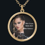 Collier Plaqué Or Reine du Pageant<br><div class="desc">Ce charmant collier doré est illustré d'une photo et d'un texte de titre. Customisez cet article et modifiez l'exemple de photo et le texte de l'échantillon sur le vôtre. Customisez avec ce modèle. Image sous licence</div>