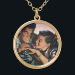 Collier Plaqué Or Romance vintage, amour du lycée en amour<br><div class="desc">Illustration vintage image d'amour et de romance mettant en vedette des jeunes adolescents heureux promettant leur amour durable avec une bague prometteuse tout en écoutant de la musique de leur lecteur de disques. Fiançailles mignonne et romantique. Le garçon met une bague de fiançailles en diamant sur son doigt.</div>