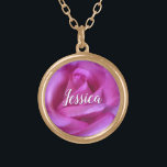 Collier Plaqué Or Rose rose Fleur Photo Custom Name Script Modern<br><div class="desc">Une photo de fond d'une rose rose vif vous donne envie de "s'arrêter et sentir les fleurs". Détendez-vous et respirez la beauté de cette photographie chaque fois que vous portez ce magnifique collier de charme personnalisé photo. Ce collier se présente en petites, moyennes et grandes tailles, ainsi qu'en forme de...</div>