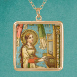 Collier Plaqué Or St Cecilia de Rome (détail; BNG 02)<br><div class="desc">Dans ce détail d'une splendide empreinte dévotionnelle néo-gothique suisse, St. Cecilia de Rome (IIIe siècle) est représenté jouant d'un orgue à pipe droit contre un arrière - plan aquacole à motifs de points d'or et d'étoiles. Ses longs cheveux auburn pendent et se dégrade au-dessus de ses épaules et sur son...</div>
