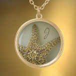 Collier Plaqué Or Starfish Photographique naturel Monogramme<br><div class="desc">Pour les sirènes et les amateurs de plage,  ce charmant collier pendentif est un souhait que l'on retrouve avec les étoiles de mer naturelles photographiées en gros plan. Personnalisez ce collier côtier avec son Monogramme pour un beau cadeau. Cette image est une photographie naturelle originale de JLW_PHOTOGRAPHY.</div>