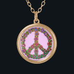 Collier Plaqué Or Symbole de signe de paix de fleur<br><div class="desc">Un rétro signe de paix/symbole de paix avec des couleurs de colorant de cravate et des fleurs brillamment colorées au-dessus de lui. Une conception colorée pour des hippies/amants fiers de paix du monde.</div>