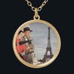 Collier Plaqué Or Touristes vintages voyageant à Paris Tour Eiffel<br><div class="desc">Illustration vintage image voyage et transport avec vacances jeunes mariés à Paris, France avec la Tour Eiffel en arrière - plan. Un design d'amour et de romance avec un homme et une femme en vacances romantiques, un couple dans la ville de lumières sur leur lune de miel. Elle tient une...</div>