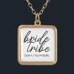 Collier Plaqué Or Tribe de mariée | Fleur moderne<br><div class="desc">Simple, moderne et élégant "Bride Tribe" citation collier avec police de script en noir et blanc dans un style tendance. Les noms peuvent être personnalisés avec les noms de votre fête de mariage. Vous pouvez l'utiliser pour la mariée, les demoiselles d'honneur, les filles de fleurs, ou la Mère de l'Épouse....</div>