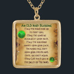 Collier Plaqué Or Un vieux parchemin de bénédiction irlandais<br><div class="desc">Joyau celtique élégant, unique en or avec une pierre émeraude et entrée shamrock avec une ancienne prière irlandaise à l'intérieur pour la Saint Paddy's Day (, St. Patty ). Effets de parchemin marron classique et design très précis, modélisation et rendu 3D par Bulgan Lumini (c).Partie de la série Hyper Talismans....</div>