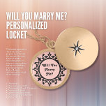 Collier Plaqué Or Veux-Tu M'Épouser ? Emplacement personnalisé<br><div class="desc">Ce collier de casier de scroll rose personnalisé est la meilleure façon de poser la question ! Le casier peut être personnalisé avec votre date de mariage ou la date que vous avez rencontrée, et le casier peut être gravé avec votre nom ou le nom de votre proche. Il s'agit...</div>