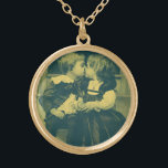 Collier Plaqué Or Vintage Amour et Romance Photo, Enfants Baiser<br><div class="desc">photo sépia vintage en noir et blanc avec une scène d'amour et de romance victorienne. Image romantique montrant un petit garçon et une petite fille,  deux enfants partageant un baiser innocent.</div>