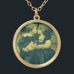 Collier Plaqué Or Vintage Amour et Romance Photo, Enfants Baiser<br><div class="desc">photo sépia vintage en noir et blanc avec une scène d'amour et de romance victorienne. Image romantique montrant un petit garçon et une petite fille,  deux enfants partageant un baiser innocent.</div>
