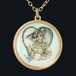 Collier Plaqué Or Vintage Harrison Fisher, mariée de Noël et mariée<br><div class="desc">Illustration vintage image d'amour et de romance par Harrison Fisher, 1908. Un couple victorien vêtu d'un smoking et d'une robe mariage s'embrassant le soir du Nouvel An à l'attaque de minuit à l'intérieur d'un coeur fait de saint de Noël. Les jeunes mariés heureux s'embrassent. Grande image à utiliser pour un...</div>