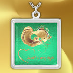 Collier Poisson doré sur feuille verte monogramme |<br><div class="desc">Arrière - plan de feuille verte avec coeur doré,  texte et poisson rouge pour vous de personnaliser à vos besoins. Éclatez-vous dans chaque vague !</div>