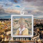 Collier Pope Benoît XVI<br><div class="desc">Le pape Benoît XVI avec le produit de la Cité du Vatican. Le pape Benoît XVI (né Joseph Aloisius Ratzinger; 16 avril 1927) est le pape émérite de l'Église catholique. Il a été le 265ème pape de 2005 à 2013. Dans ce rôle, il était à la fois le chef de...</div>