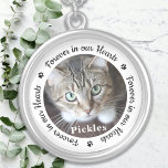 Collier Pour toujours dans nos coeurs Photo Pet Cat Memori<br><div class="desc">Honore ton meilleur ami avec un collier photo mémorial personnalisé. Ce souvenir unique pour animaux de compagnie est le cadeau idéal pour vous, votre famille ou vos amis pour rendre hommage à votre être aimé. Nous espérons que votre collier photo mémorial de chien vous apportera paix, joie et des souvenirs...</div>