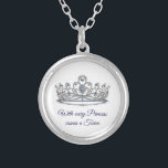 Collier Princesse Tiara<br><div class="desc">Ce charmant collier argenté est présenté dans une tiare en cristal scintillant au texte bleu. Customisez cet article et modifiez la photo et l'échantillon de texte avec le vôtre si vous voulez ou acheter comme indiqué. Customisez avec ce modèle. Image sous licence</div>