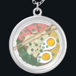 Collier Ramen Noodles Bowl Restauration Japonaise Foin<br><div class="desc">Le design présente une illustration originale d'un bol chaud à vapeur de délicieuses nouilles au ramen avec du porc, du maïs, des oeufs, de l'écorce de porc et des oignons verts. Parfait pour les amateurs de ramen ou les amateurs de cuisine japonaise ! Beaucoup de produits alimentaires coordonnés sont également...</div>