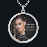 Collier Reine du Pageant<br><div class="desc">Ce charmant collier argenté est illustré d'une photo et d'un texte de titre. Customisez cet article et modifiez l'exemple de photo et le texte de l'échantillon sur le vôtre. Customisez avec ce modèle. Image sous licence</div>