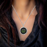 Collier Restez bizarre Introvert, Geek, Nerd<br><div class="desc">Bienvenue dans notre design unique en lettres, conçu avec introvertis, geeks, nerds et esprit libre en tête, "Stay Weird" célèbre l'individualité avec une déclaration audacieuse. Le mot "Stay" se distingue par des lettres en blocs blancs et croustillants, tandis que "Weird" danse en texte vert vif et fleuri, ajoutant une touche...</div>
