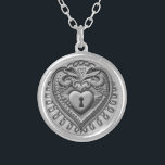 Collier rond de serrure de coeur argenté<br><div class="desc">Silvery Heart Lock rond Collier, Vêtements de Saint-Valentin, T-shirts de Saint-Valentin Coeur, Cadeaux de Saint Valentin, Cadeaux de Saint Valentin par ArtMuvz Illustration. Préparez-vous pour la Saint Valentin avec nos cadeaux festifs et nos vêtements romantiques! Parfait pour les fêtes de Saint-Valentin aux réunions de famille. Quel que soit votre budget,...</div>