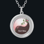 Collier rond Yin Yang Rose rouge<br><div class="desc">Collier rond Yin Yang Rose rouge, vêtements Rose rouge, t-shirts Yin Yang, cadeaux de Saint Valentin par ArtMuvz Illustration.POUR PERSONNALISER ajoutez votre nom, ou ajoutez du texte à la place. Préparez-vous pour la Saint Valentin avec nos cadeaux festifs et nos vêtements romantiques! Parfait pour les fêtes de Saint-Valentin aux réunions...</div>