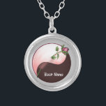 Collier rond Yin Yang Rose rouge<br><div class="desc">Collier rond Yin Yang Rose rouge, vêtements Rose rouge, t-shirts Yin Yang, cadeaux de Saint Valentin par ArtMuvz Illustration.POUR PERSONNALISER ajoutez votre nom, ou ajoutez du texte à la place. Préparez-vous pour la Saint Valentin avec nos cadeaux festifs et nos vêtements romantiques! Parfait pour les fêtes de Saint-Valentin aux réunions...</div>