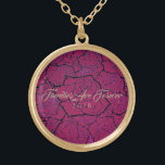 Collier Rose & Or Les Roses-Familles Sont Pour Tou<br><div class="desc">Collier en Or avec une impression multi-rose en couches sur un arrière - plan rose profond et texte de "Familles sont pour toujours 2018" dans le script fantaisiste de Taupe. Customisez ce collier avec une date spéciale ou/ou et choisissez votre style ou changez de couleurs. Ou achetez comme prévu. Disponible...</div>