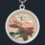 Collier Rose rouge rubis aux accents blancs<br><div class="desc">Originaire de Chariklia Zarris,  cette rose rouge rubis s'étend vers une lumière illuminant ses pétales. Est-ce le soleil qui brille sur le rose,  ou une lumière artificielle ? Une belle pièce pour commencer votre collection d'art !</div>