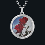 Collier Roses rouges contre un ciel bleu vif<br><div class="desc">Red Roses Against a Bright Blue Sky Photo de Sandy Closs,  prise au lac Arrowhead. "rose rouge""roses rouges""rose rose""roses roses""mariages""cadeau d'amour""fleur rouge""fleurs rouges""fleurs rouges" rouge bleu rose "cadeaux aux roses"</div>