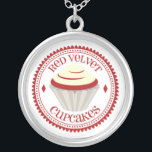 Collier rouge de petit gâteau de velours<br><div class="desc">Un collier comportant une illustration d'un petit gâteau rouge de velours avec le glaçage blanc Ă l'intĂ©rieur d'un cercle rouge et blanc dĂ©coratif avec le texte rouge.</div>