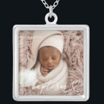 Collier Saint Baptême Élégant Moderne Chic Coeur Bébé Phot<br><div class="desc">Ce design simple et moderne est composé de typographie serif et d'ajouter une photo personnalisée,  ajouter le nom du bébé et le mois et l'année du baptême</div>